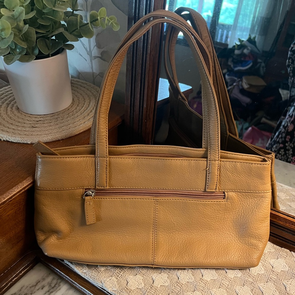 Stone Mountain Accessories Tan Leather Shoulder Bag